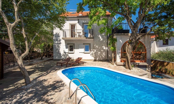 Kornic House | Stunning private villa with A/C, WIFI, private pool, TV, terrace, pets allowed and parking