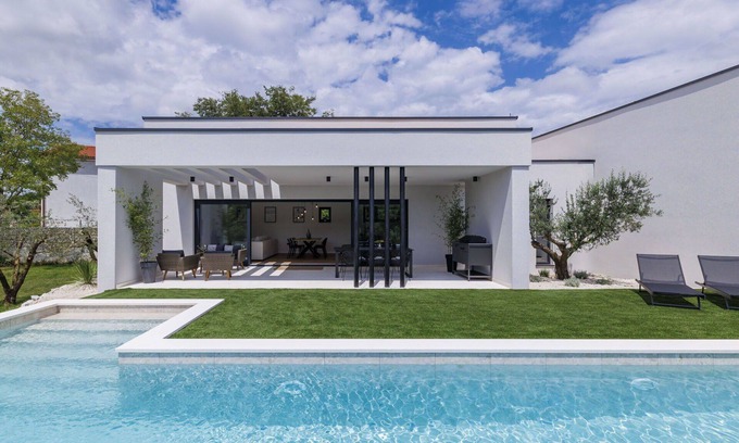 Mali Vareski House | Stunning private villa for 6 guests with WIFI, hot tub, A/C, private pool, TV and terrace