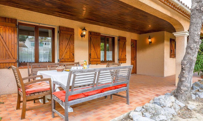 Salles-d'Aude House | Stunning private villa for 10 people with WIFI, TV, terrace and pets allowed