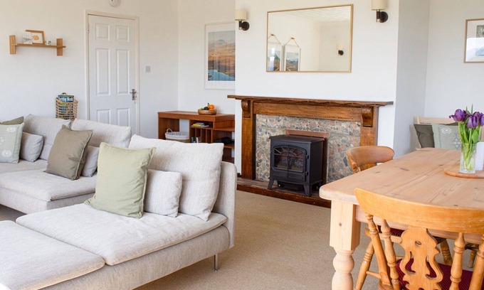 Portree House | Stunning private villa for 4 people with WIFI, TV and patio