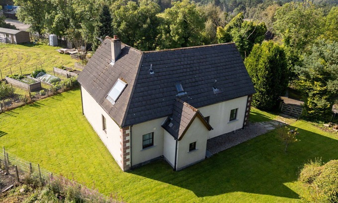 Grantown-on-Spey House | Stunning private villa for 6 people with WIFI, TV, patio and pets allowed