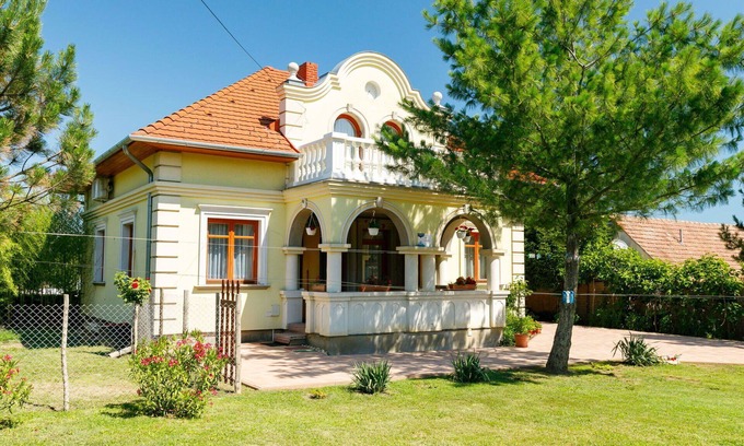 Balatonoszod House | Stunning private villa for 10 guests with WIFI, A/C, TV, terrace and parking