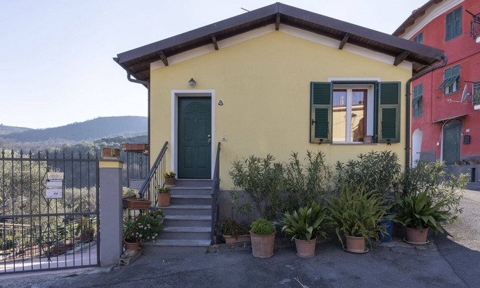 Villa Viani House | Stunning private villa for 5 people with WIFI, terrace, pets allowed, panoramic view and parking
