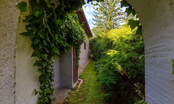 Dobren House | Stunning private villa for 6 people with TV, patio and pets allowed