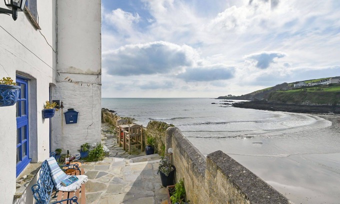 Portmellon House | Stunning private villa for 4 guests with WIFI, TV, patio and pets allowed