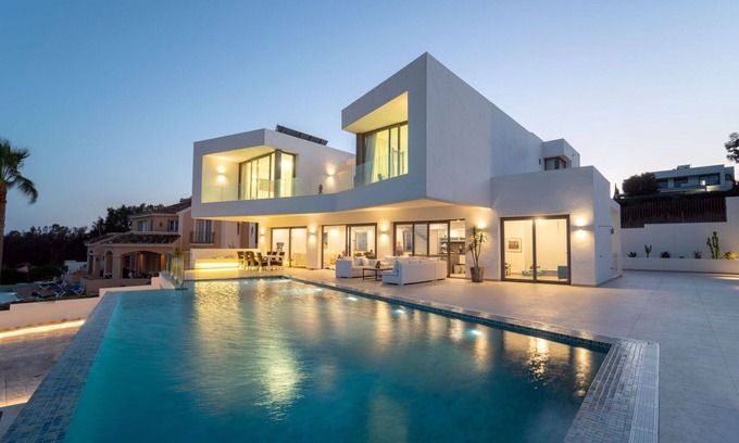 Manilva Villa | Stunning private villa with WIFI, private pool, A/C, TV, terrace, pets allowed and parking