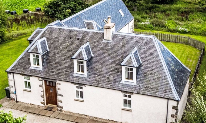 Glen Urquhart House | Stunning private villa for 10 guests with WIFI, TV, terrace and pets allowed