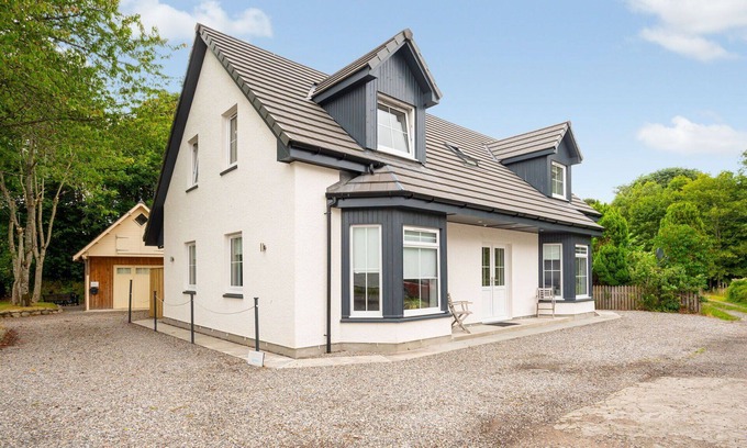 Drumnadrochit House | Stunning private villa for 8 people with WIFI, TV, patio and pets allowed