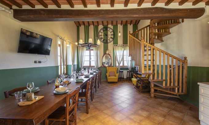 Lucignano House | Stunning private villa for 10 guests with WIFI, hot tub, private pool, A/C, TV and terrace