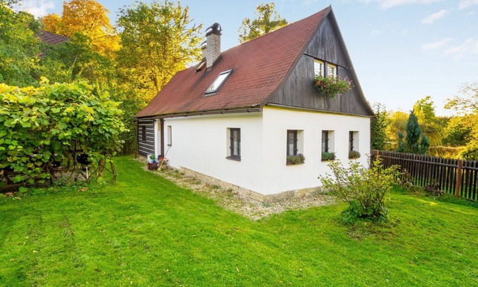 Prysk Villa | Stunning private villa for 5 guests with WIFI, TV, patio, pets allowed and parking