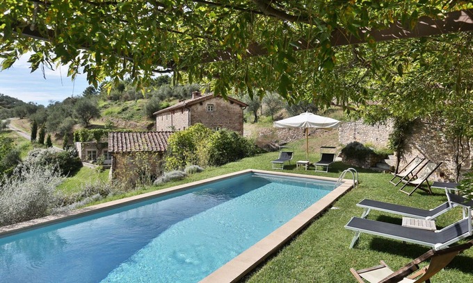 Vorno Villa | Stunning private villa with WIFI, private pool, A/C, TV, terrace and panoramic view, close to Lu.