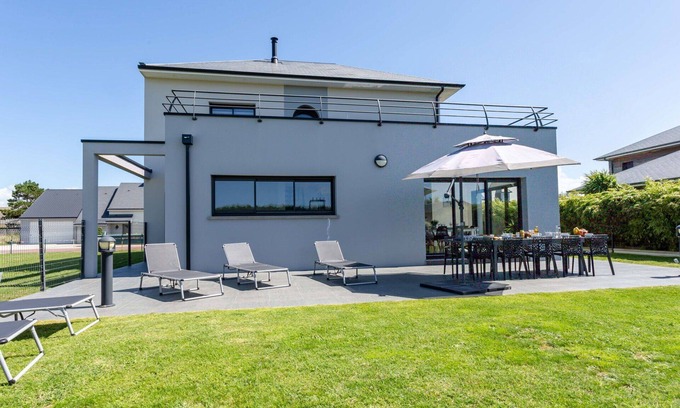 Pirou House | Stunning private villa for 10 people with WIFI, TV, terrace and pets allowed