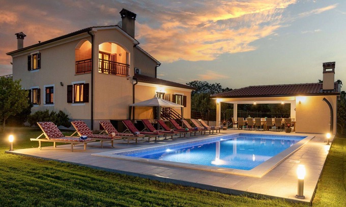 Pican House | Stunning private villa for 13 people with WIFI, private pool, TV, terrace and parking