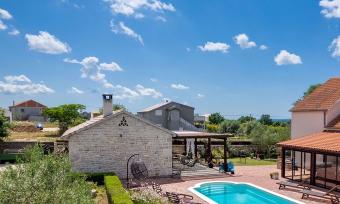 Gornji Zemunik Villa | Stunning private villa for 8 people with A/C, hot tub, private pool, WIFI, TV and patio
