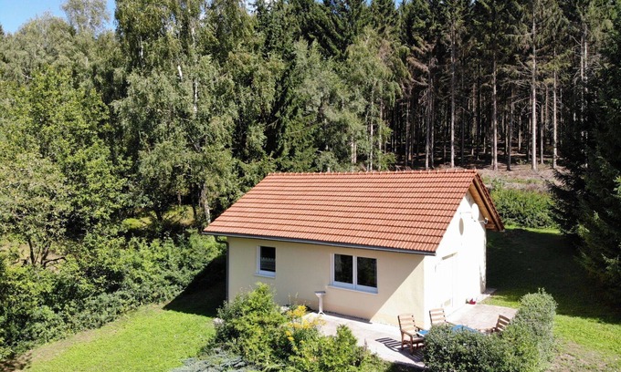 Goldlauter House | Stunning private villa for 4 guests with WIFI, TV, terrace, pets allowed and parking