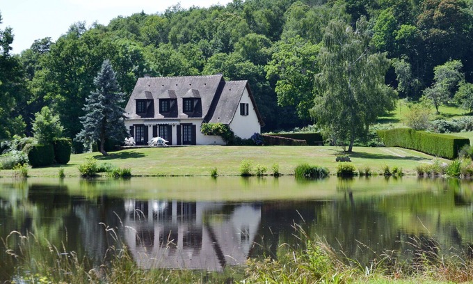Pionnat House | Stunning private villa for 8 people with WIFI, A/C, TV, terrace and pets allowed