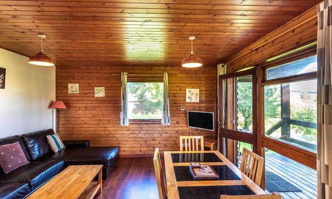 Fivelanes House | Stunning private villa for 4 people with WIFI, hot tub, TV, patio, pets allowed and panoramic view
