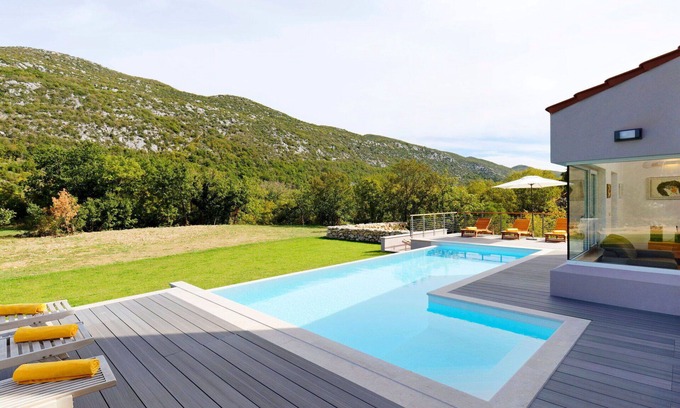 Tucepi House | Stunning private villa for 8 people with private pool, A/C, WIFI, TV and terrace