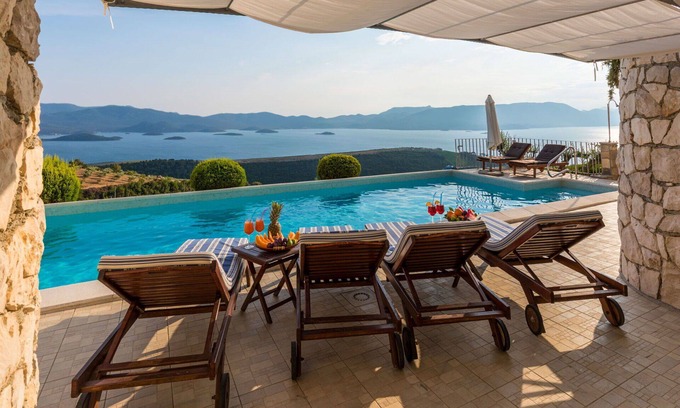 Slivno Villa | Stunning private villa with WIFI, private pool, A/C, hot tub, TV, terrace and pets allowed