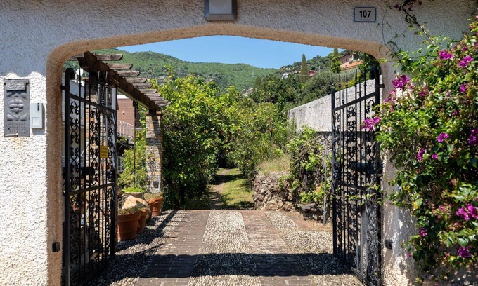Alassio Villa | Stunning private villa for 6 guests with WIFI and pets allowed