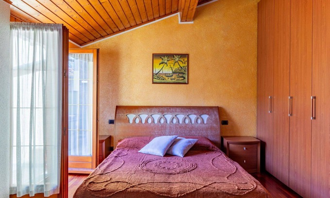 Corrido House | Stunning private villa for 4 people with WIFI, hot tub, TV, terrace and pets allowed