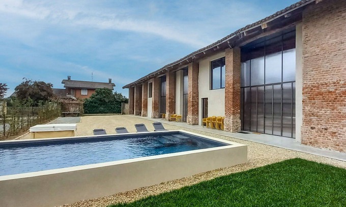 Poirino Villa | Stunning private villa for 14 people with private pool, hot tub, WIFI, A/C, TV and patio