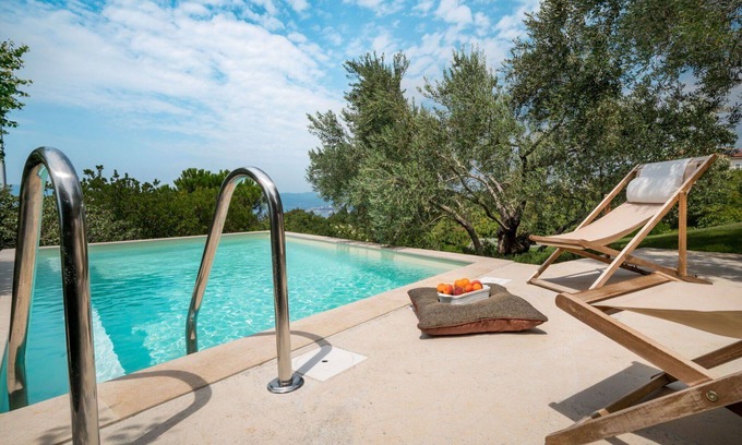 Zurkovo Villa | Stunning private villa with WIFI, private pool, A/C, TV, terrace, pets allowed and parking