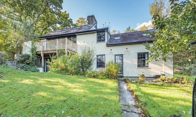 Pentrefelin Cottage | Stunning property just a few minutes drive from Llandeilo, perfect for exploring this great area.