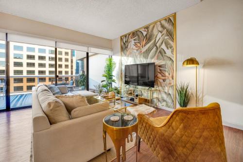 Downtown Honolulu Apartment | Stunning Resort! Steps to Pool, Hot Tub and Parking