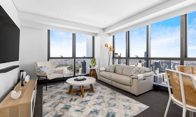 Brisbane Central Business District Apartment | Stunning River View 2-Bed with Pool, Sauna and Gym