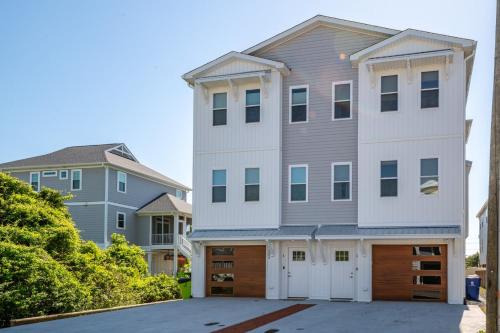 Wilmington Beach House | Stunning Rooftop Sun Deck at The Bend and Snapper