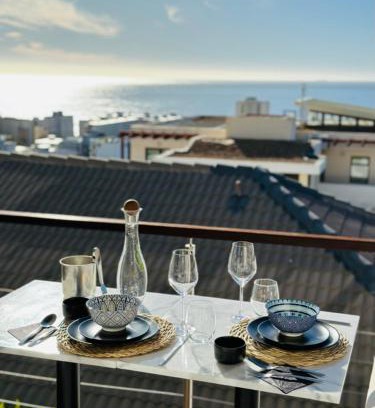 Sea Point Apartment | Stunning sea-view apartment with Balcony