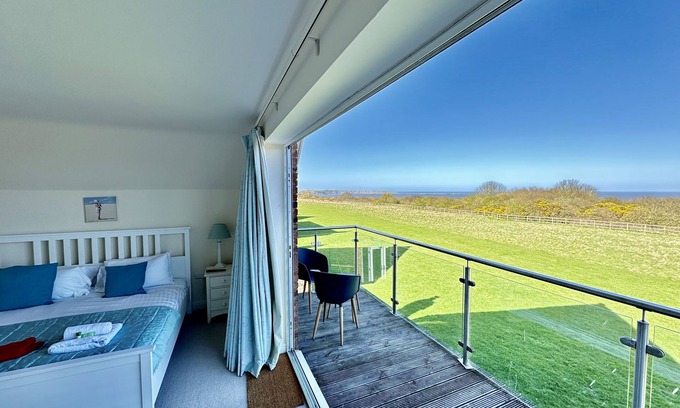 Filey Cottage | Stunning SEAVIEW Coastal Cottage - Sleeping 8 in 4 Bedrooms - Pool and Beach Access Included.