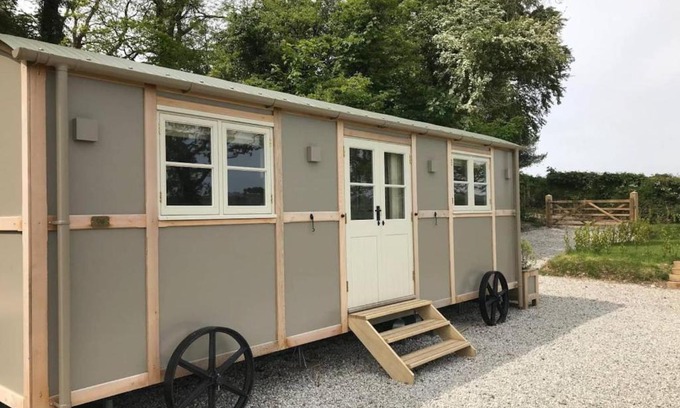 Tavistock Cabin | Stunning Shepherds Hut with Superb Views & Fire Pit near a Superb Gastro Pub