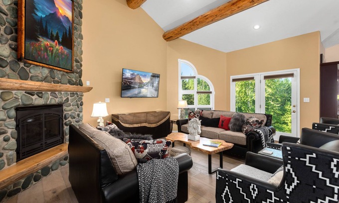 Columbia Falls House | Stunning, Spacious & Private Home on 20 Acres, mins to Glacier Park & Whitefish