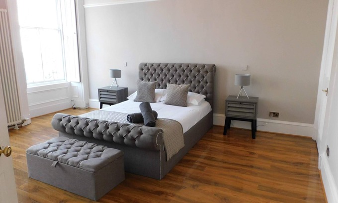 Glasgow Westend Apartment | Stunning, spacious 3 bedroom flat in the Heart of Finnieston, private parking, c