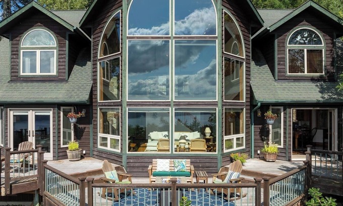 Eastsound House | Stunning Sunsets, Luxe Lodging, Sauna and Spa, Pool Room, Close to Town and Adventures