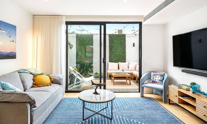 Albert Park House | Stunning themed house in prime location - minutes from the beach!