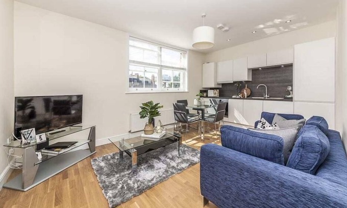 Ravenscourt Park Apartment | Stunning Two Bedroom Apartment in Hammersmith