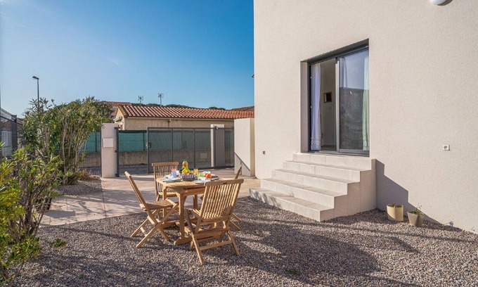 Sainte-Marie-Plage House | Stunning villa for 4 people with A/C, TV, terrace and pets allowed