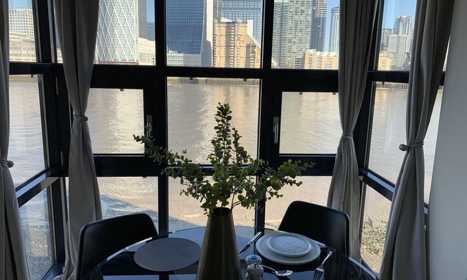 Surrey Docks Apartment | Stunning views - 2 BR beautiful apartment set on the River Thames with parking