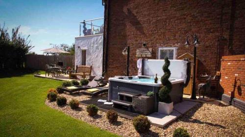 Hoole House | Stunning Views, Hot Tub, 5 minutes to Chester