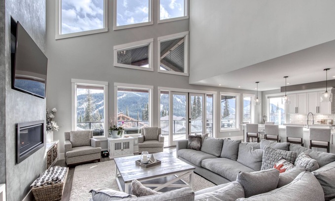 Sun Peaks Ski Chalet | Stunning Views Ski in Home