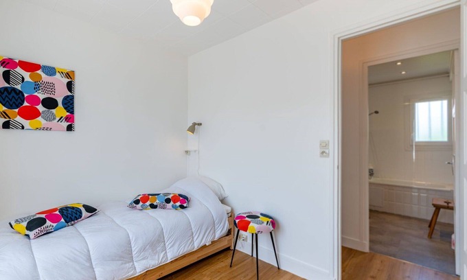 Dives-sur-Mer House | Stunning villa for 6 guests with WIFI, TV, balcony and pets allowed