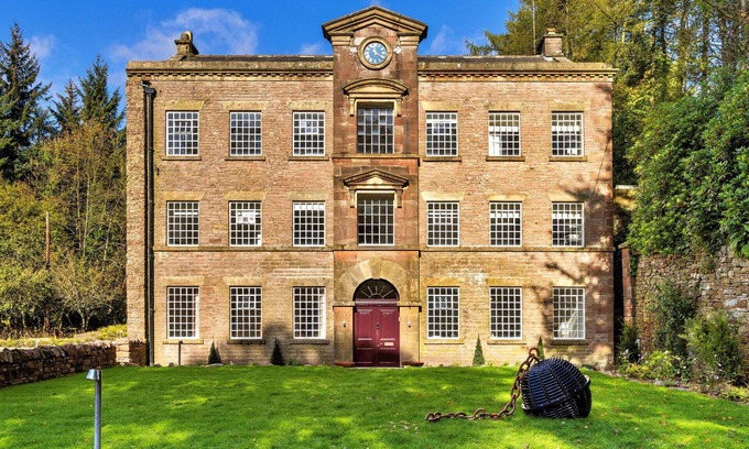 Macclesfield House | Stunning villa for 19 people with WIFI, hot tub, private pool and terrace