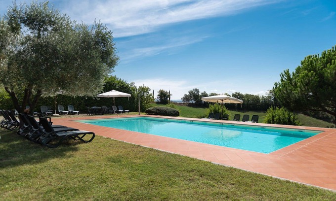 Siena Villa | Stunning villa for 10 people with pool, WIFI, TV, pets allowed and parking