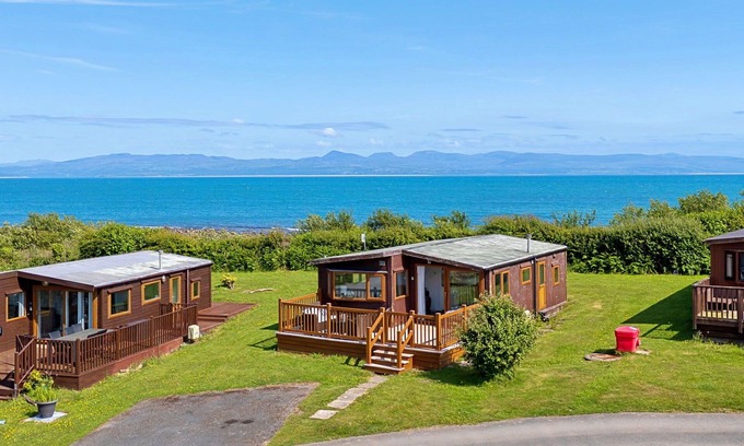 Rhyd-y-clafdy House | Stunning villa for 4 people with WIFI, pets allowed and parking