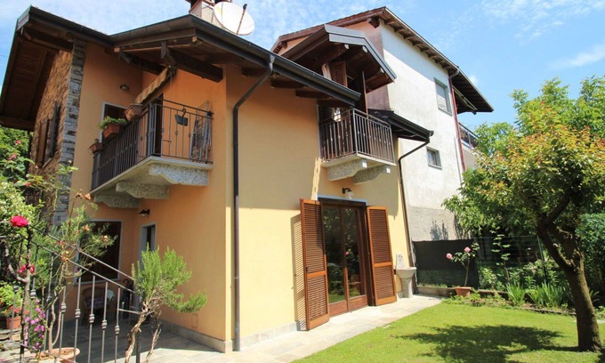 Arizzano House | Stunning villa for 5 people with WIFI, TV and balcony