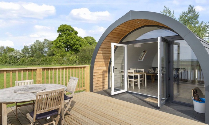Hertford House | Stunning villa for 6 people with hot tub, TV, terrace and pets allowed