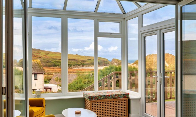 Holywell House | Stunning villa for 6 people with WIFI, terrace and pets allowed